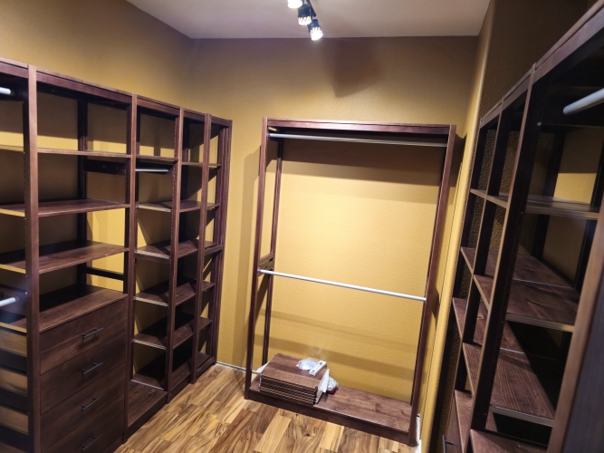 Customer photo of a Lundia closet in our Cordovan finish