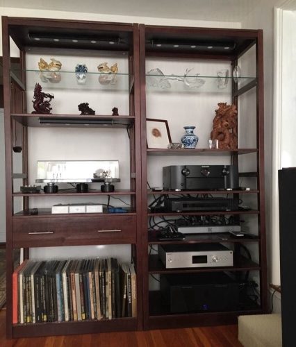 Customer photo of a Lundia closet in our Cordovan finish